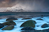 Winterliche Küstenlandschaft im Nordmeer bei Tromvik, Norwegen.