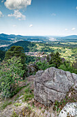 Aussicht vom Lautenfelsen Richtung Gernsbach und Gaggenau, Schwarzwald, Baden-Württemberg, Deutschland