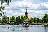 Blick auf die Kirche auf der Halbinsel in Werder an der Havel, Brandenburg, Deutschland