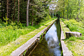 Schwarzenbergscher Schwemmkanal bei Stožec im Moldautal im Böhmerwald, Tschechien