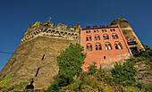 Schönburg with shield wall, hotel building and Barbarossa Tower, Oberwesel, Upper Middle Rhine Valley; Rhineland-Palatinate, Germany