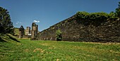 City wall and defense towers on the Michelfeld, in the background the Martinskirche, Oberwesel, Upper Middle Rhine Valley, Rhineland-Palatinate, Germany