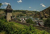 Kuhhirtenturm und Stadtmauer auf dem Michelfeld, Blick auf die Altstadt und das Rheintal, Oberwesel, Oberes Mittelrheintal, Rheinland-Pfalz, Deutschland
