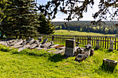 Alter Friedhof der Kirche St. Stephan im Nationalpark Šumava, Kvilda, Böhmerwald, Tschechien