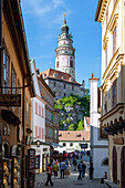 Burg und Schlossturm von der Gasse Radniční, Český Krumlov, Südböhmen, Tschechien