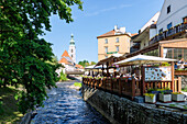 Moldauarm mit Blick auf Kirche St. Jobst und Restaurant Leylaria in Český Krumlov in Südböhmen in Tschechien