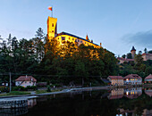 Burg Rožmberk über der Moldau im Abendlicht, Rožmberk nad Vltavou, Südböhmen, Tschechien