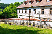 Alter deutscher Friedhof der Kirche Sv. Jana Křtitele, Zátoň, Větřní, Böhmerwald, Moldautal, Tschechien
