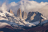 Die Felsen und Granittürme im Bergmassiv Torres del Paine im gleichnamigen Nationalpark, Chile, Patagonien, Südamerika
