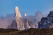 Der steil aufragende Gipfel der Schrei aus Stein genannten Granitformation Cerro Torre im Morgenlicht, Nationalpark Los Glaciares, Argentinien, Patagonien