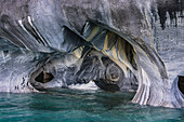 Strukturen und Muster im ausgewaschenen Marmor der Höhle Cuevas de Marmol bei Puerto Rio Tranquilo, Chile, Patagonien