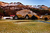 Grasbedeckte Häuser im Freilichtmuseum, in Skógar, südliche Bergkette, Island