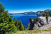 Tiefblaues Wasser des Kratersees vom Discovery Point Aussichtsbereich, Crater Lake, Crater Lake National Park, Oregon, USA