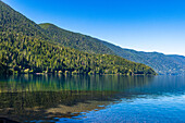 Kristallklares Wasser und Berglandschaft am See 'Crescent Lake', Olympic National Park, Washington, USA