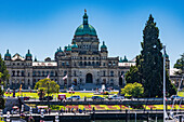 Blumen und Hafenpromenade vor dem Parlamentsgebäude von Victoria, British Columbia, Kanada