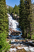 Blick auf den Wasserfall Hidden Falls auf dem Jenny Lake Trail, Grand Teton Nationalpark, Wyoming, USA