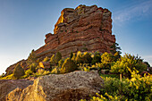 Frühe Morgensonne auf den Felsengipfel 'Shiprock' im Red Rocks Park, Rocky Mountains, Colorado, USA