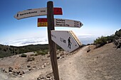 Wanderschilder am Pico de Nieve auf der Caldera von La Palma, Kanarische Inseln, Spanien