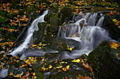 Der Wasserfall Teufelsmühle des Schwarzbach am Holzberghof oberhalb der Stadt Bischofsheim a.d.Rhön, Biosphärenreservat Rhön, Landkreis Rhön-Grabfeld, Unterfranken, Franken, Bayern, Deutschland