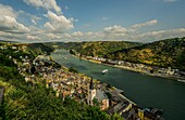 Blick vom Rheinburgenweg auf die Altstädte von St. Goarshausen und St. Goar im Rheintal, Oberes Mittelrheintal, Rheinland-Pfalz, Deutschland