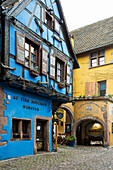 Weinstube und Mittelalterliche bunte Fachwerkhäuser, Riquewihr, Grand Est, Haut-Rhin, Elsass, Frankreich
