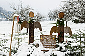 Verschneite Engelsfiguren, Glottertal, Schwarzwald, Baden-Württemberg, Deutschland