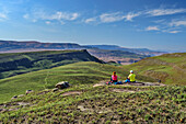 Man and woman hiking sitting on rocks and looking into the Lotheni Valley, Valley View, Lotheni, Drakensberg Mountains, Kwa Zulu Natal, Maloti-Drakensberg UNESCO World Heritage Site, South Africa