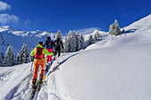 Drei Personen auf Skitour steigen zum Kleinen Gamsstein auf, Hochfügen, Tuxer Alpen, Tirol, Österreich