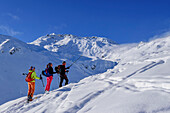Three people on a ski tour ascending the Kleiner Gamsstein, Gilfert in the background, Kleiner Gamsstein, Hochfügen, Tuxer Alpen, Tirol, Austria