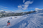 Frau auf Skitour steigt zum Schönbichl auf, Schönbichl, Gerlos, Zillertaler Alpen, Tirol, Österreich