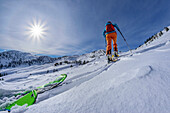 Zwei Personen auf Skitour steigen zum Kleinen Frauenkogel auf, Rosental, Karawanken, Kärnten, Österreich