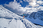 Frau auf Skitour steigt zum Kosiak auf, Rosental, Karawanken, Kärnten, Österreich