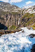 Wasserfall am Trollstigen, Andalsnaes, Provinz Moere og Romsdal, Vestlandet, Norwegen