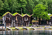 Alte Bootshütten im Hafen von Geiranger, im Geirangerfjord, Moere og Romsdal, Vestlandet, Norwegen