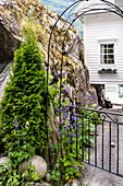 Gartentor an Felswand in Geiranger, im Geirangerfjord, Moere og Romsdal, Vestlandet, Norwegen