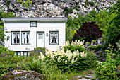 Weisses Holzhaus mit Garten in Geiranger, im Geirangerfjord, Moere og Romsdal, Vestlandet, Norwegen
