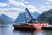Industriehafen und Natur, Saeboe, Gemeinde Oersta, Hjoerundfjord, Sunnmoere, Moere og Romsdal, Vestlandet, Norwegen
