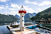 Leuchtturm im Hafen von Saeboe, Gemeinde Oersta, Hjoerundfjord, Sunnmoere, Moere og Romsdal, Vestlandet, Norwegen