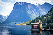 Fjordsauna im Fjord von Saeboe, Gemeinde Oersta, Hjoerundfjord, Sunnmoere, Moere og Romsdal, Vestlandet, Norwegen