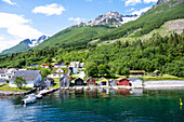 Blick auf Bootshäuser in Saeboe, Gemeinde Oersta,  Hjoerundfjord, Sunnmoere, Moere og Romsdal, Vestlandet, Norwegen