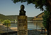 Traces of Rhine Romanticism: bust of Victor Hugos at the Rhein-Nahe-Eck in Bingen, in the background the Mouse Tower and Ehrenfels Castle ruins, Bingen, Upper Middle Rhine Valley, Rhineland-Palatinate, Germany