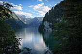 Blick über Königssee zur Wallfahrtskirche St. Bartholomä, Schönau am Königssee, Nationalpark Berchtesgaden, Bayern, Deutschland, Europa