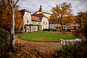 Schillerhaus mit Heidecksburg im Hintergrund, Rudolstadt, Landkreis Saalfeld-Rudolstadt, Thüringen, Deutschland, Europa