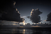Regenwolken über dem Wattenmeer im Abendlicht, Nordstrand, Nordfriesland, Schleswig-Holstein, Deutschland, Europa