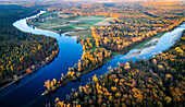 Luftaufnahme „Herbst am Thurspitz“, Zusammenfluss von Thur und Rhein, Flaach, Schweiz