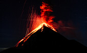 „Natürliches Feuerwerk“, ausbrechender Vulkan Fuego bei Nacht, Acatenango, Guatemala