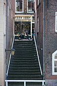 Altstadt von Utrecht mit Treppe und Roller, Niederlande