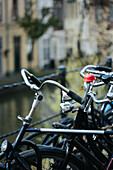 Utrecht, Niederlande, Fahrräder am Kanal