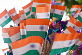Pune, Indien, Papierflaggen Indiens werden während des Unabhängigkeitstages verkauft