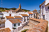 Die malerische Altstadt mit typischen weißen Häusern und einer historischen Kirche in Antequera, Andalusien, Spanien